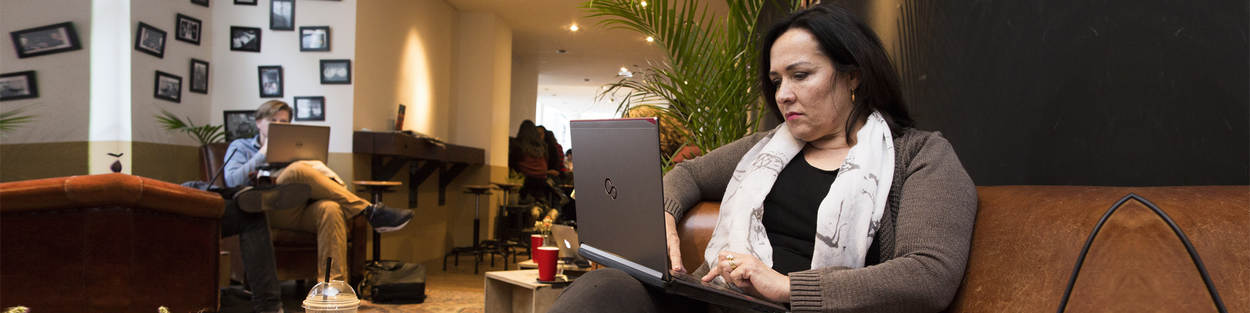 Caroline in cafe met laptop