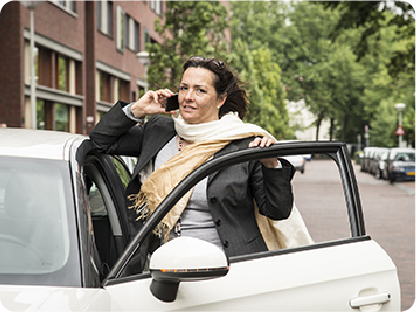 Caroline stapt uit auto